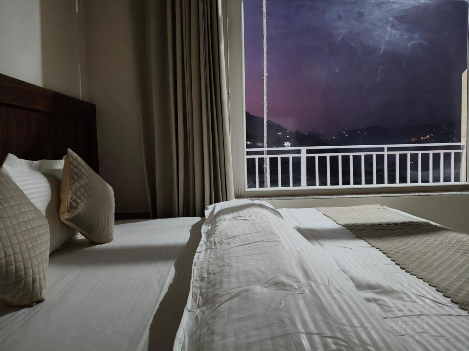 Mountain Shadow Hotel Kasauli Bagian luar foto